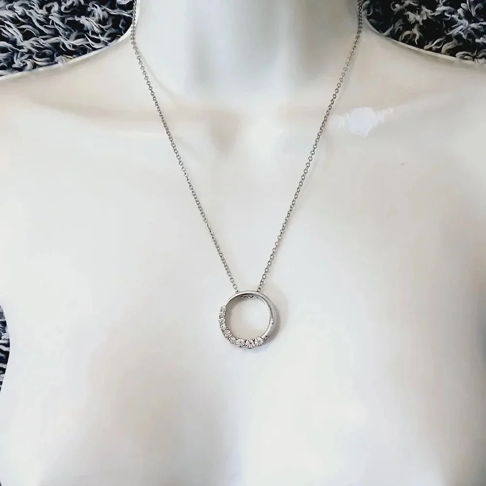 💚5/$25 Silver Toned Cubic Zirconia Circle Pendant Necklace